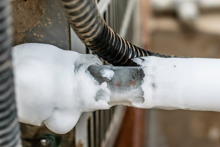 Signs your AC coils need cleaning including ice formation and weak airflow